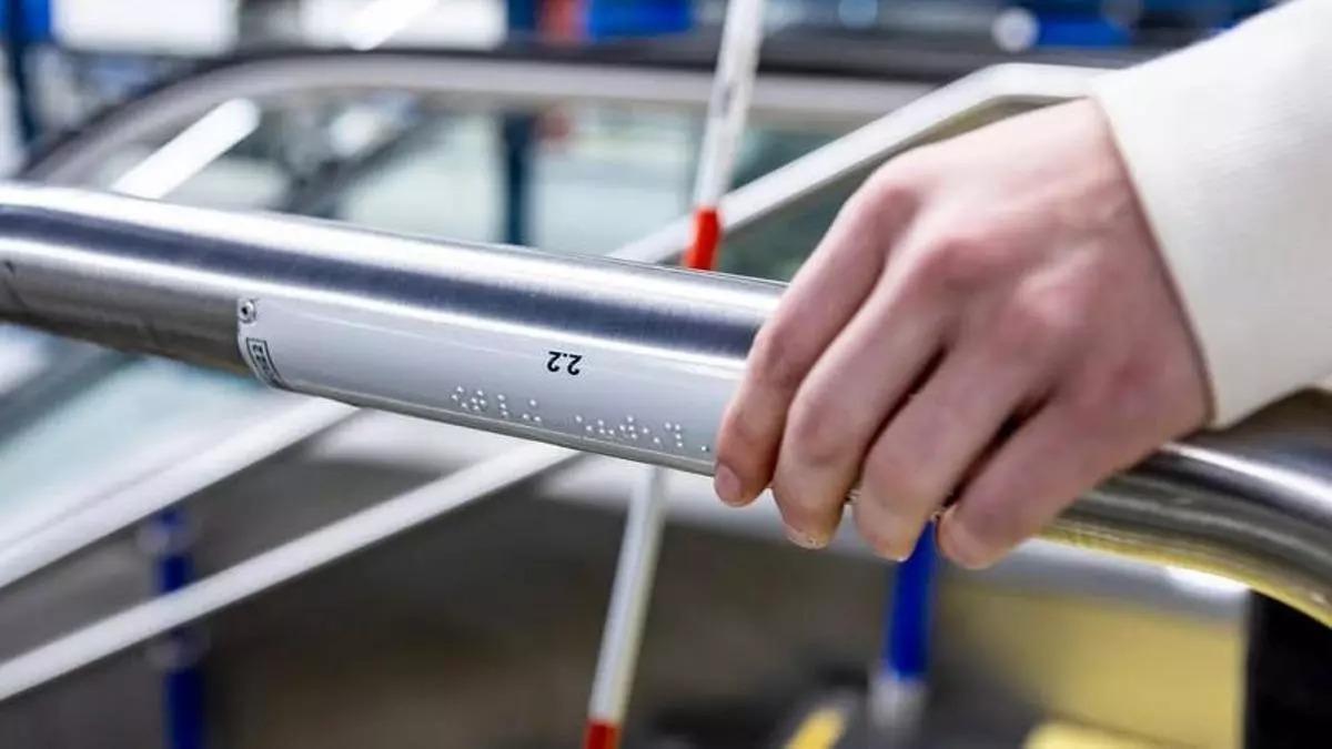 La información en braille situada en algunas zonas de las escaleras