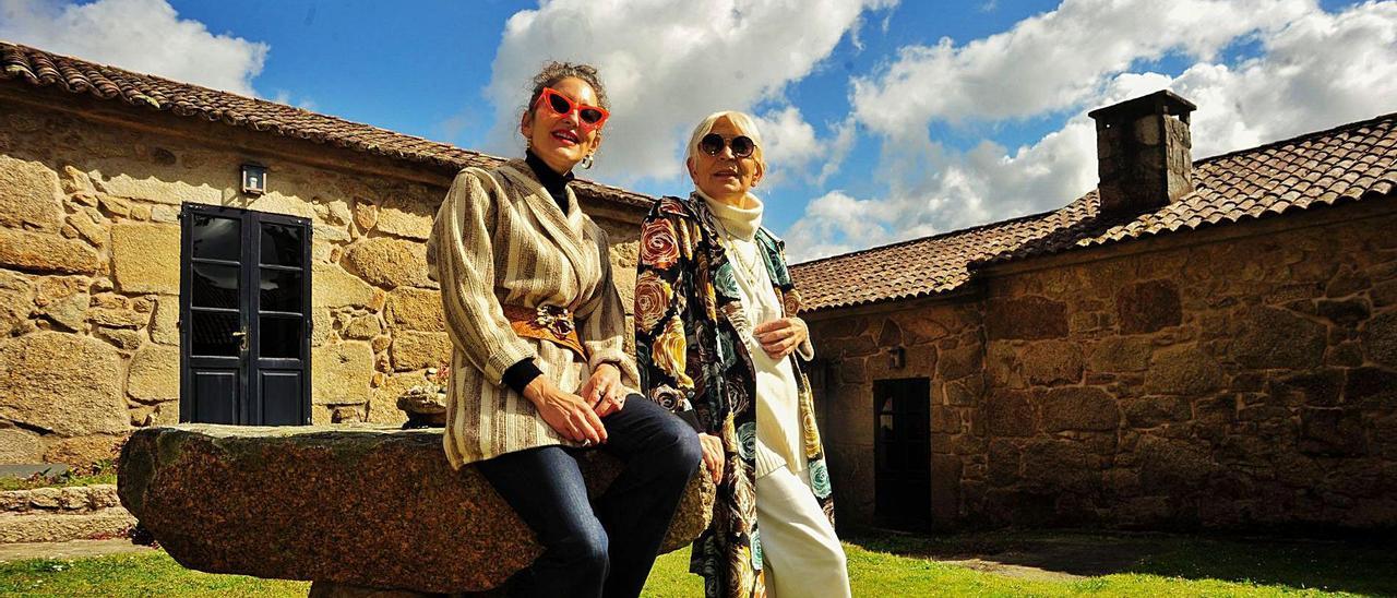 Silvia Rodríguez Coladas y su madre, Blanca Coladas Carballosa, en uno de los patios del pazo de A Saleta, el viernes.  | // IÑAKI ABELLA