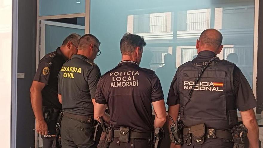 La Guardia Civil detiene a 17 personas en Alicante en una operación de lucha contra las redes de inmigración ilegal