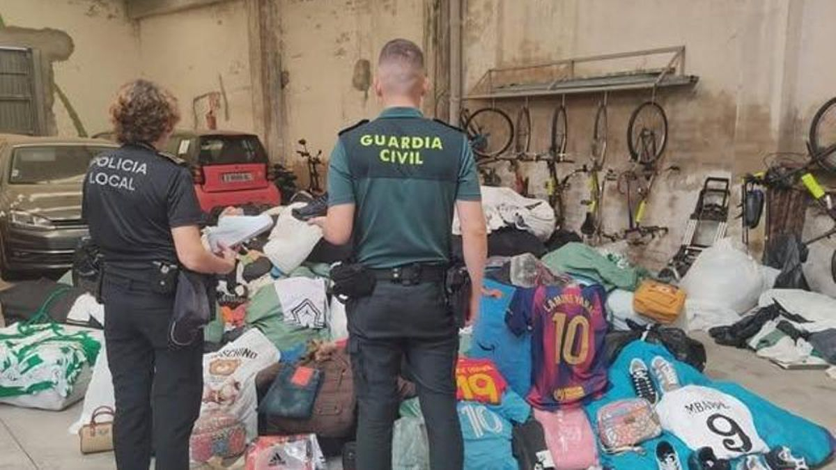 Dos agentes de la Guardia Civil de Orpesa, junto a varios de los artículos intervenidos.