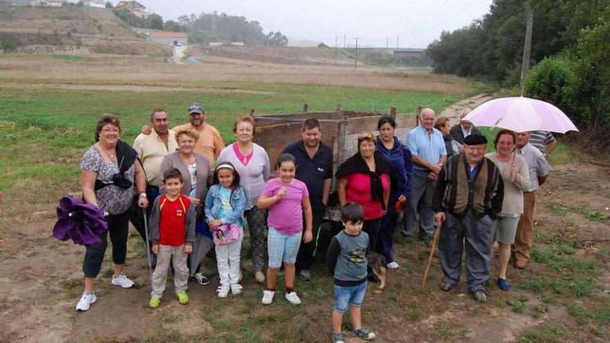 Los propietarios de las fincas del valle de Maceiras afectadas por las obras. // Faro