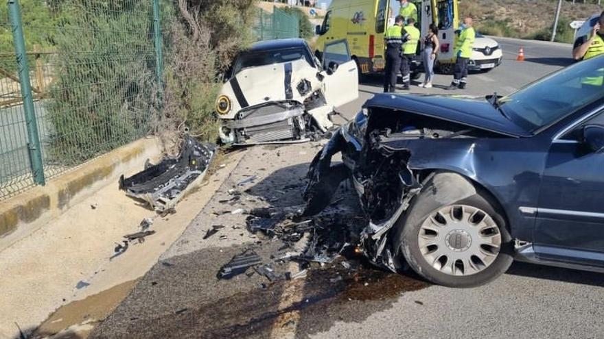 Dos heridos al chocar dos coches en la carretera de La Alcayna-Altorreal, en Molina