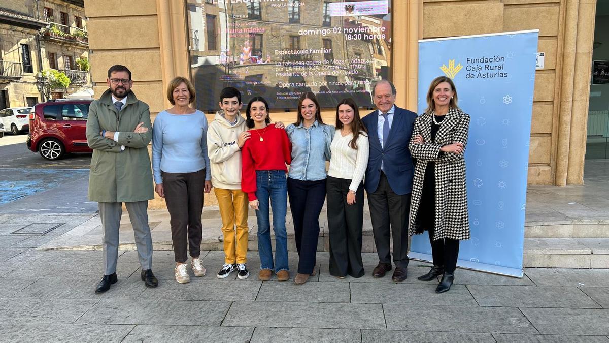 Por la izquierda, José Ramón Alonso, Reyes Ugalde, Manuel Cañas, Adriana Cañas, Alba Delgado, Cayetana Martínez, Juan Carlos Rodríguez-Ovejero y Eva Pando, ante el teatro Riera de Villaviciosa.