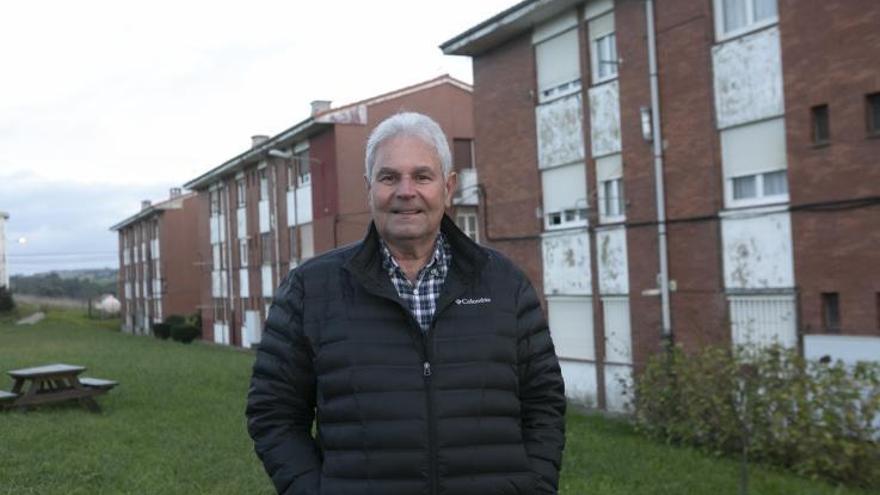 Ricardo García Iglesias, ayer, delante de tres bloques del antiguo poblado de la Endasa.