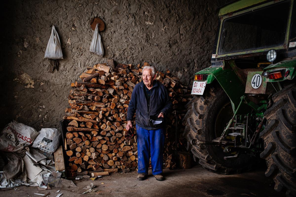 Alejandro, jubilado de 93 años, posa junto a su tractor en Fuente Olmo de Fuentidueña. 