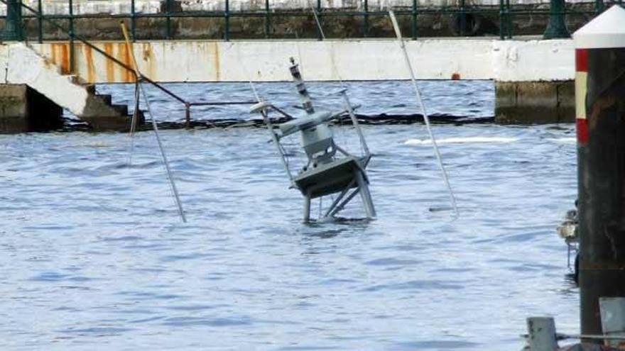 Un barco se hunde en Marín cargado con 1.300 litros de gasoil