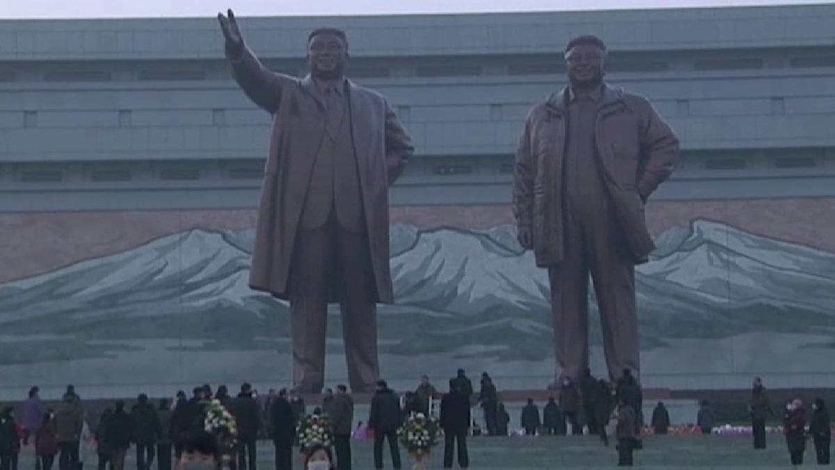 Tributo multitudinario de norcoreanos a Kim Jong Un en el décimo aniversario de su muerte