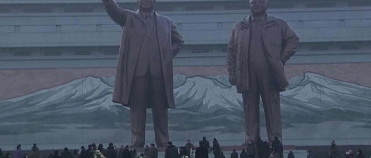 Tributo multitudinario de norcoreanos a Kim Jong Un en el décimo aniversario de su muerte