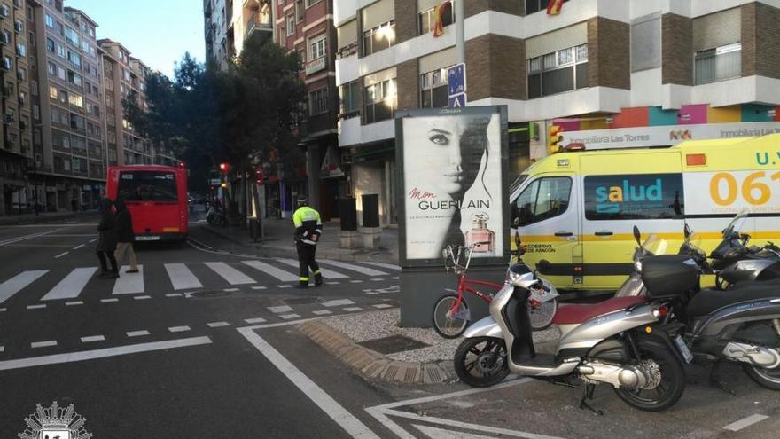 Herido leve un ciclista tras colisionar con un autobús