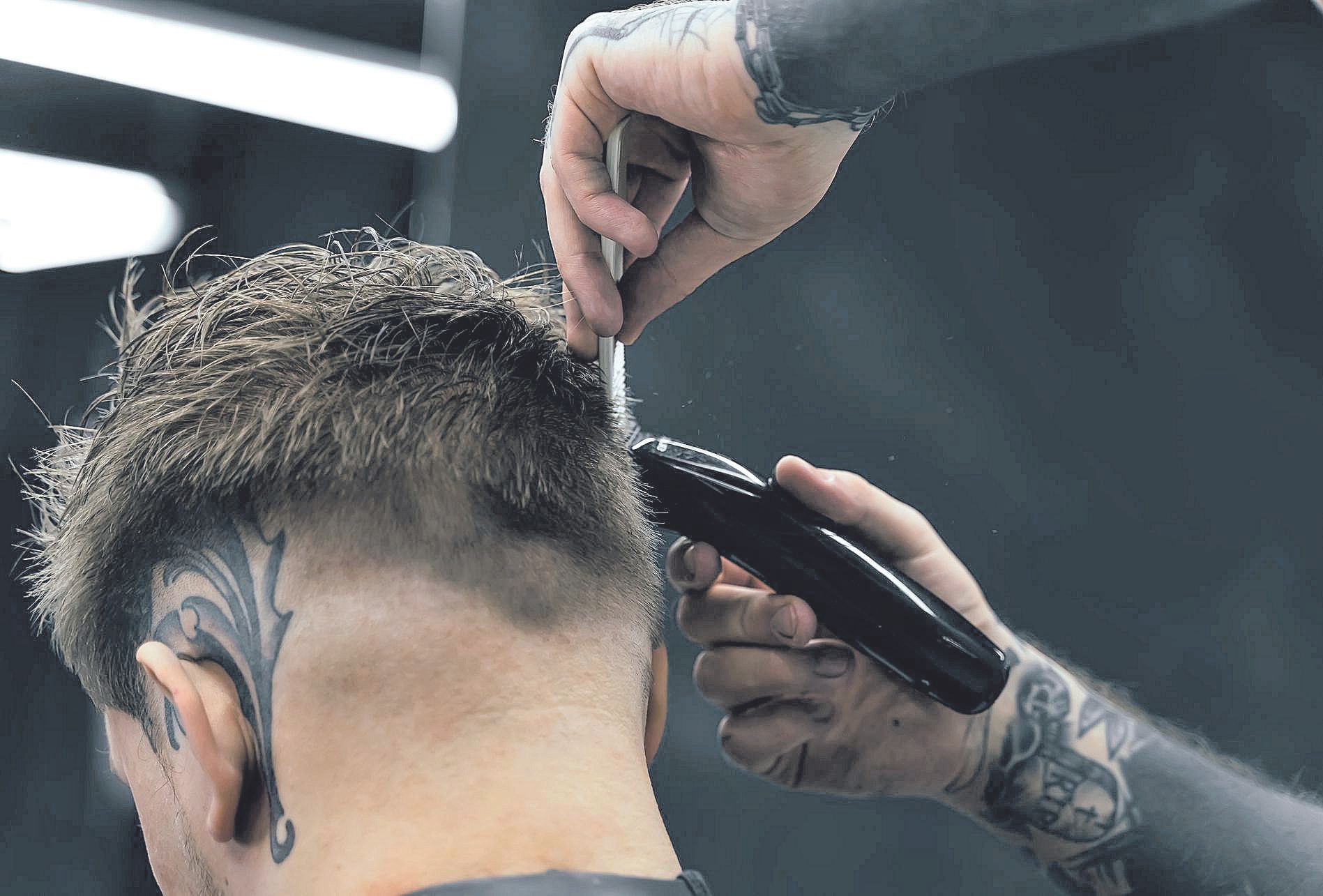 Corte de pelo masculino con maquinilla de afeitar eléctrica