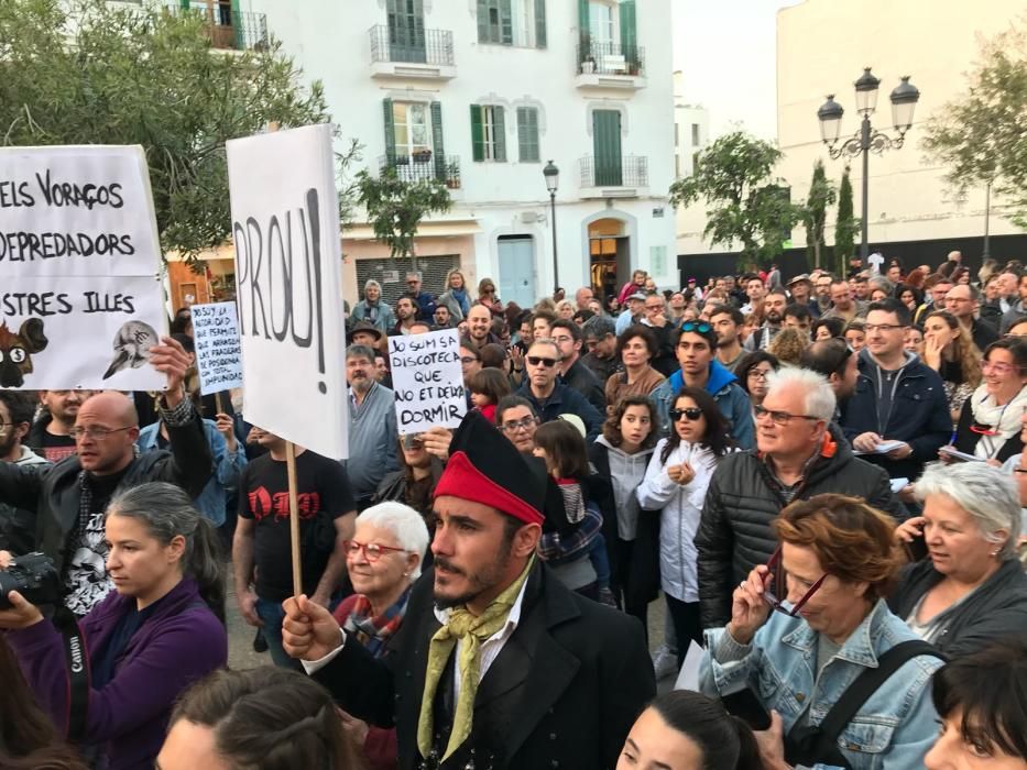 Medio millar de personas protestan contra el turismo "ilimitado e irrespetuoso" en Ibiza