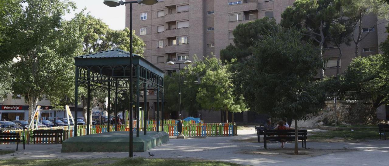 El mobiliario urbano de la plaza Reina Sofía se reubicará tras la reforma, que durará 45 días.