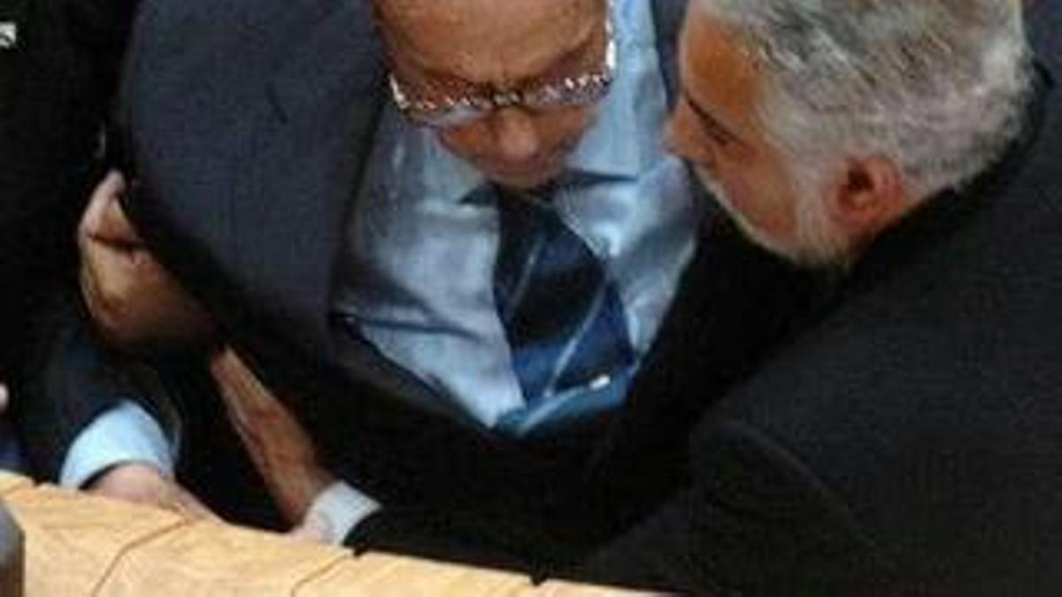 Santalices ayuda a Fraga en su desmayo en 2004.