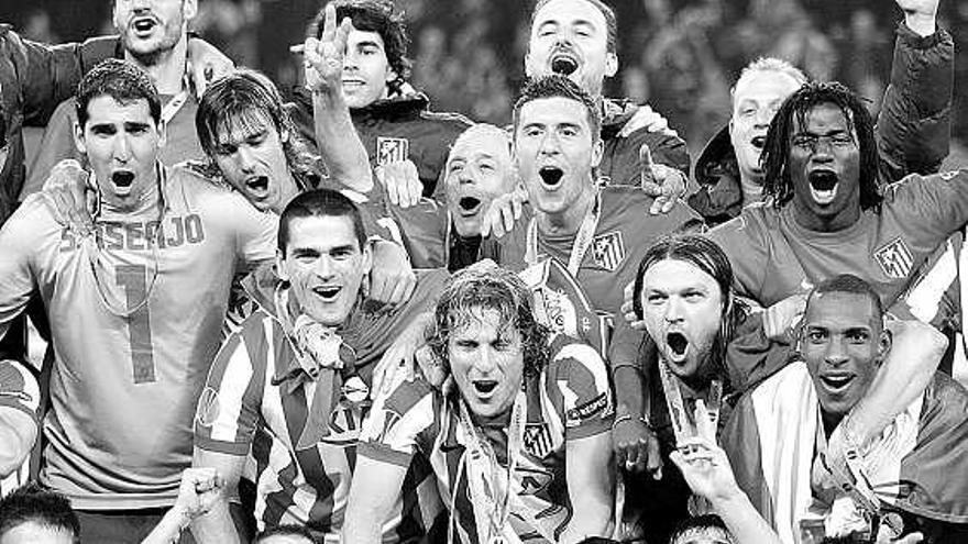 Los jugadores del Atlético celebran su victoria de anoche con la copa de la Liga Europa.