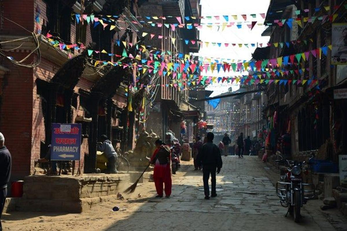 La bulliciosa calle principal de Bhaktapur.