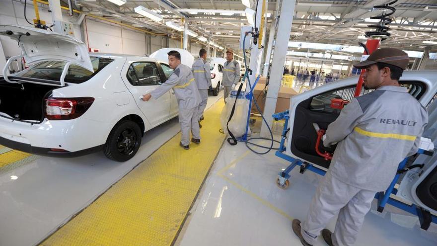 Trabajadores en una fábrica de automóviles.