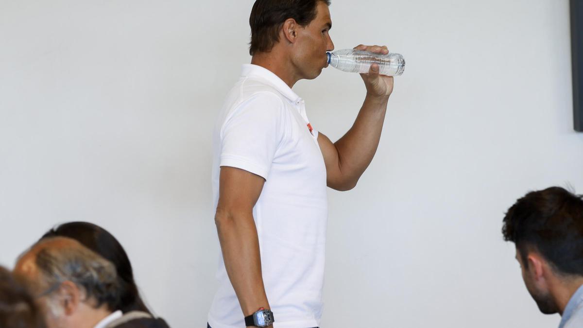 Nadal bebe agua al final de la rueda de prensa de este jueves.