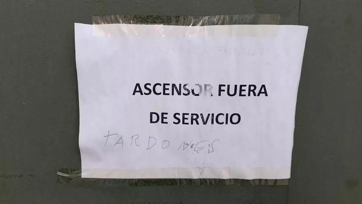 Cartel colgado en el ascensor durante meses pasados.