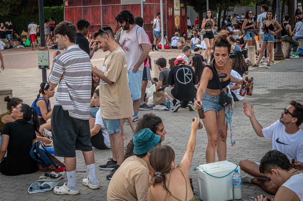 Ambiente en la cola antes del concierto de Rosalía