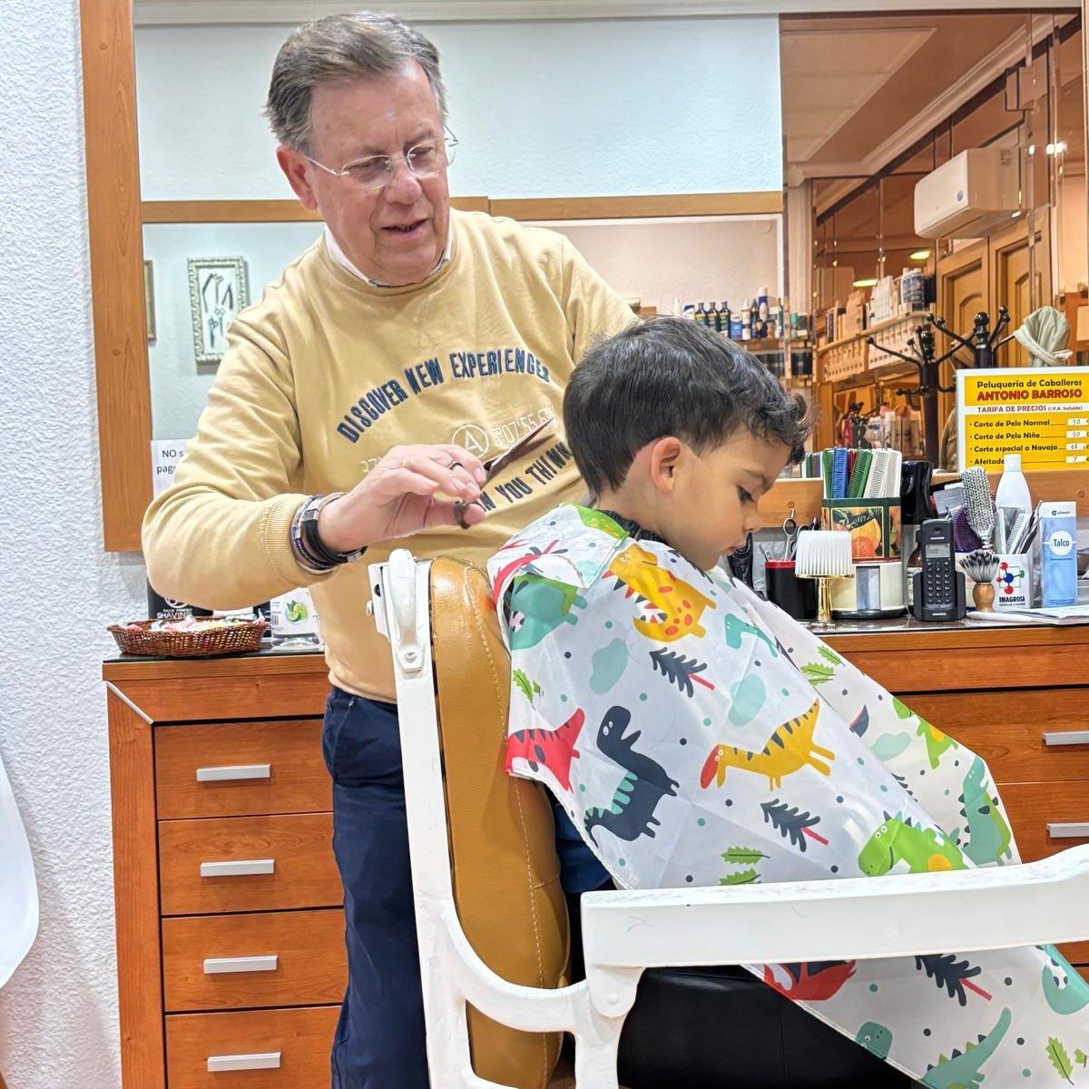 Antonio, peluquero de varias generaciones.