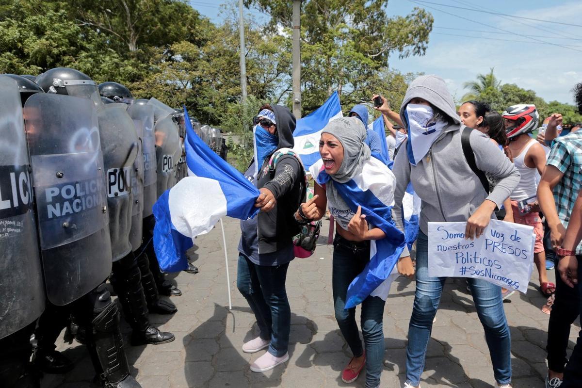 A demonstrator shouts slogans to riot police during a protest against Nicaraguan President Daniel Ortega s government in Managua  Nicaragua September 23  2018  REUTERS Oswaldo Rivas