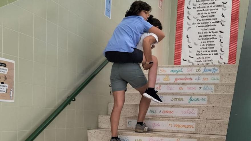 Sin ascensor y vuelve a subir las escaleras con su hijo en brazos en el inicio del curso en el Colegio Voramar