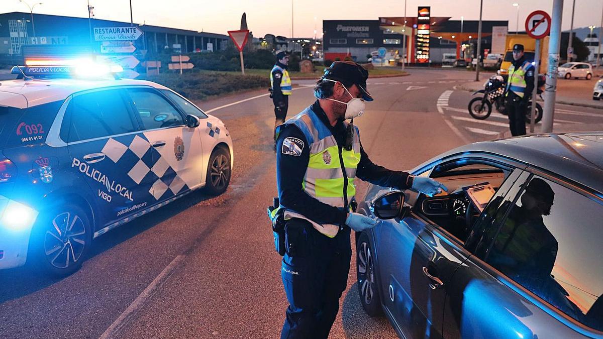 Control de la Policía Local de Vigo en Bouzas para vigilar el cumplimiento de las normas.   | // R. GROBAS