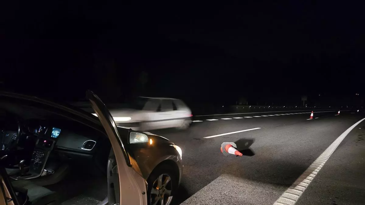 Un cono de las obras de la Autovía de Morrazo en medio de la calzada provoca otra colisión de dos vehículos de noche