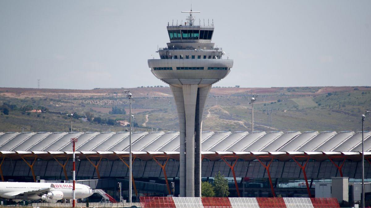 Torre de control de la terminal 3 del Aeropuerto de Madrid-Barajas Adolfo Suárez, en 2020.