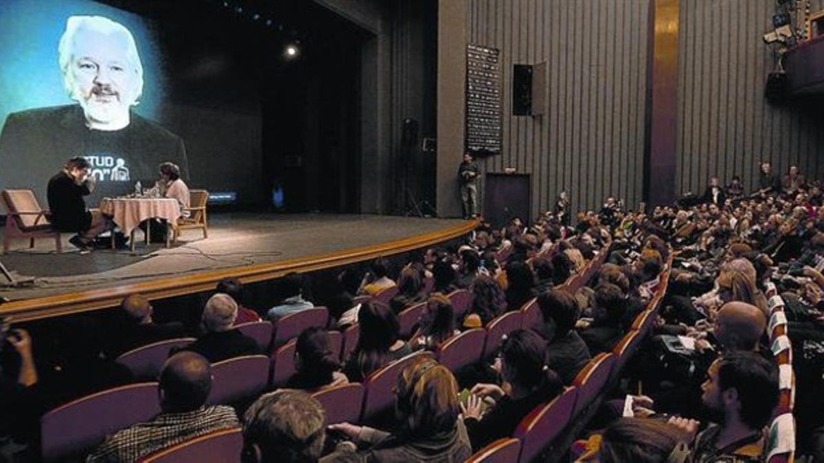 Julian Assange, fundador de Wikileaks, interviene en un foro en India.