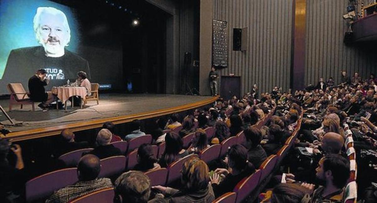 Julian Assange, fundador de Wikileaks, interviene en un foro en India.