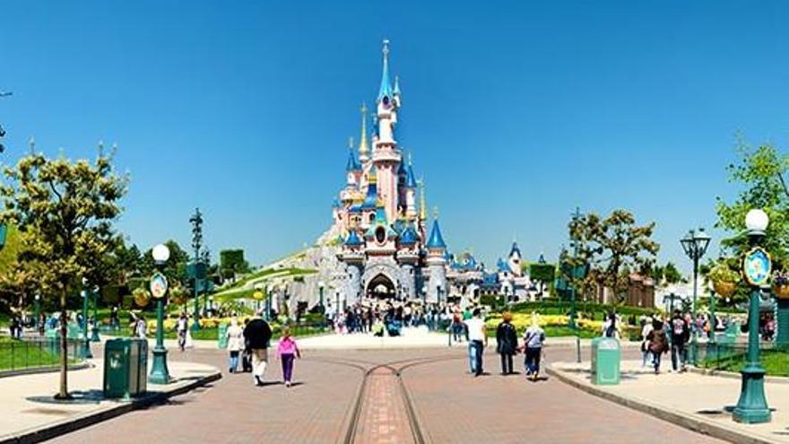 Reserva un viaje a Disneyland París con la tarjeta de su padre mientras dormía