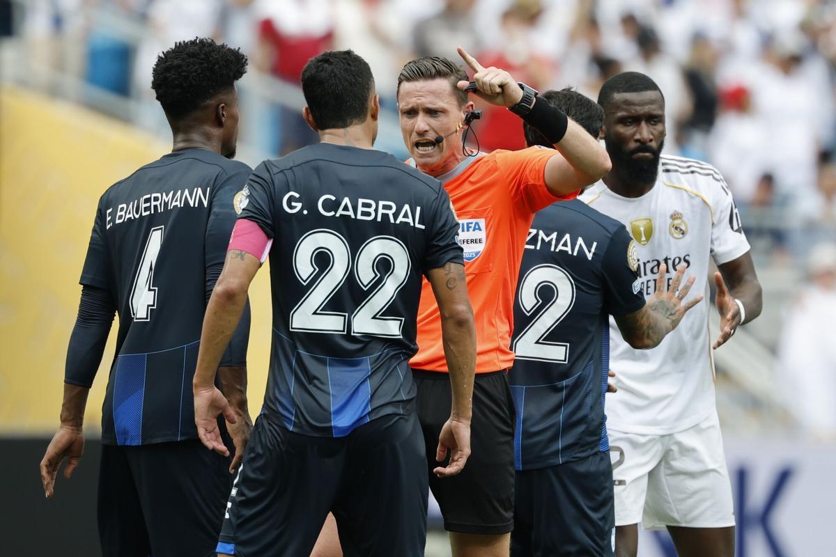 Gustavo Cabral, captain of Pachuca, speaks with the referee during the Club World Cup match in Charlotte. Antonio Rudiger (in the background), Real Madrid player, accused him of racism. EFE/EPA/ERIK S. Lessser