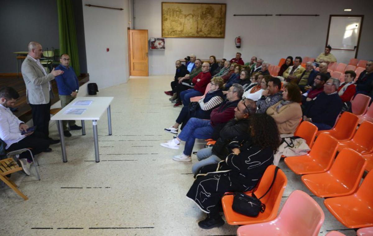 La reunión con los vecinos de A Roza, en Beluso, de hace un año.