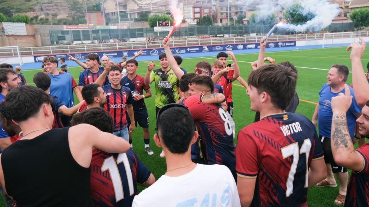 La celebració dels jugadors del CE Sallent en ascendir a Segona Catalana