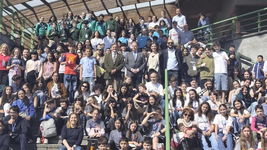 El Cabo Cañaveral de Oviedo: Canteli asiste al lanzamiento de varios cohetes escolares desde el parque de Invierno