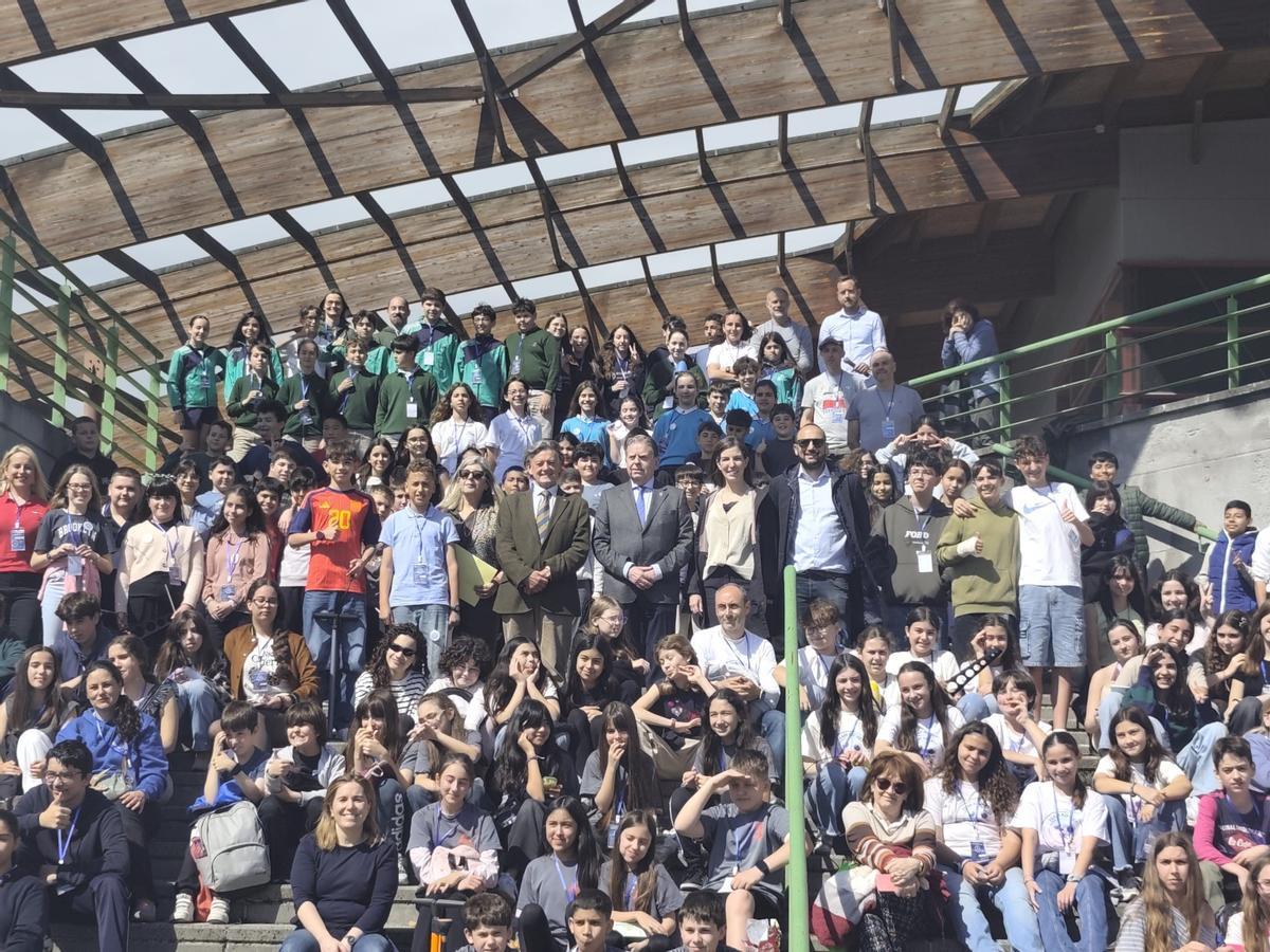 El Alcalde y los ediles José Ramón Prado y Lourdes García, en el centro, posan con los alumnos.