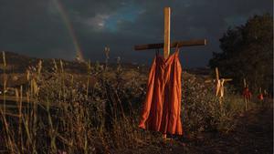 World Press Photo 2022. Foto del año. ’Kamloops Residential School’. Vestidos rojos cuelgan de cruces al lado de una carretera para rendir homenaje a los menores indígenas muertos en una de las instituciones abiertas en Kamloops, en la Columbia Británica.