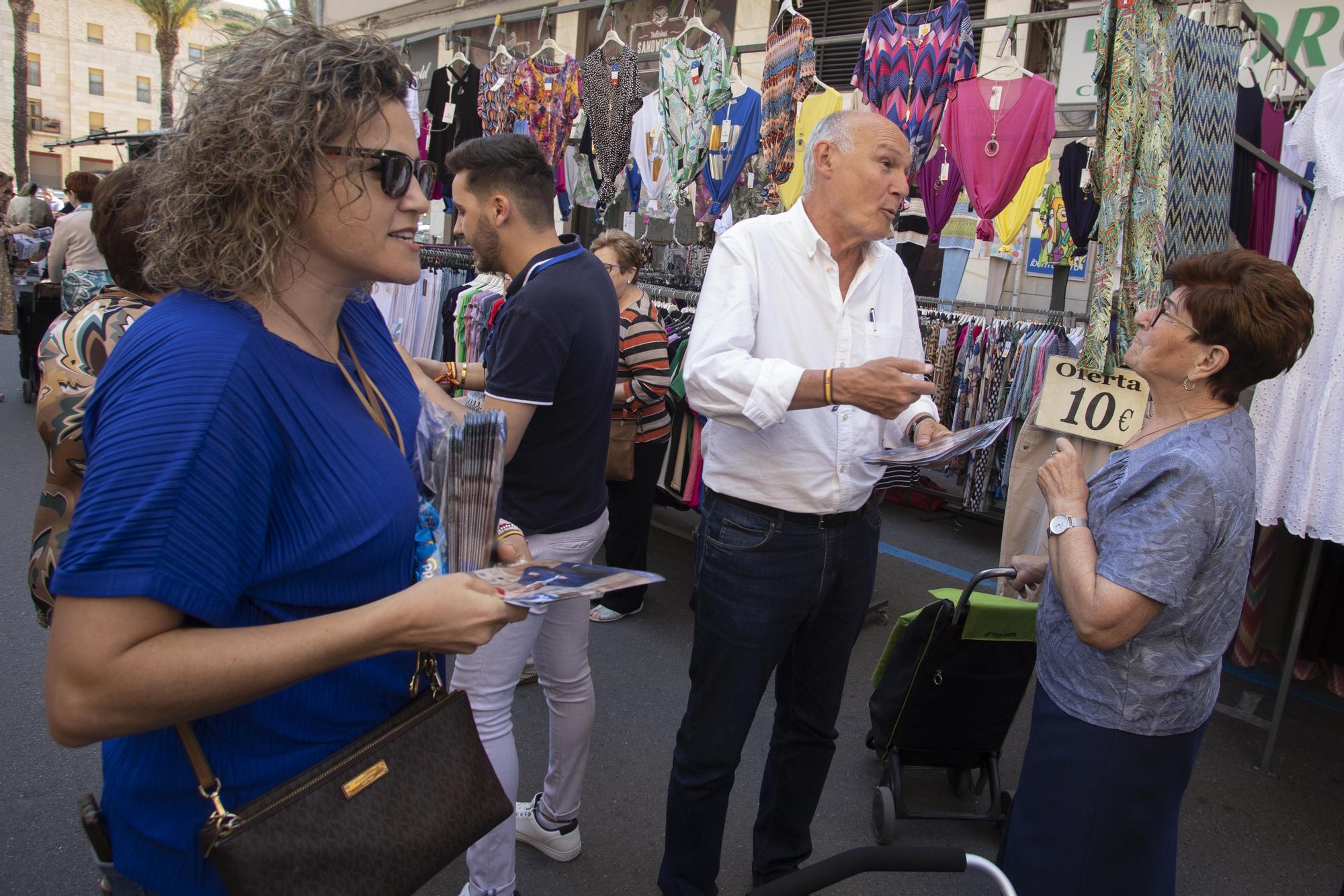 Los Partidos buscan el voto en el mercado de Alzira