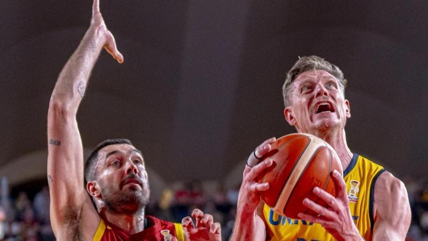 Els jugadors del Baxi Manresa Oriola i Bassas tornen a ajudar l’equip estatal a vèncer Ucraïna (78-64)