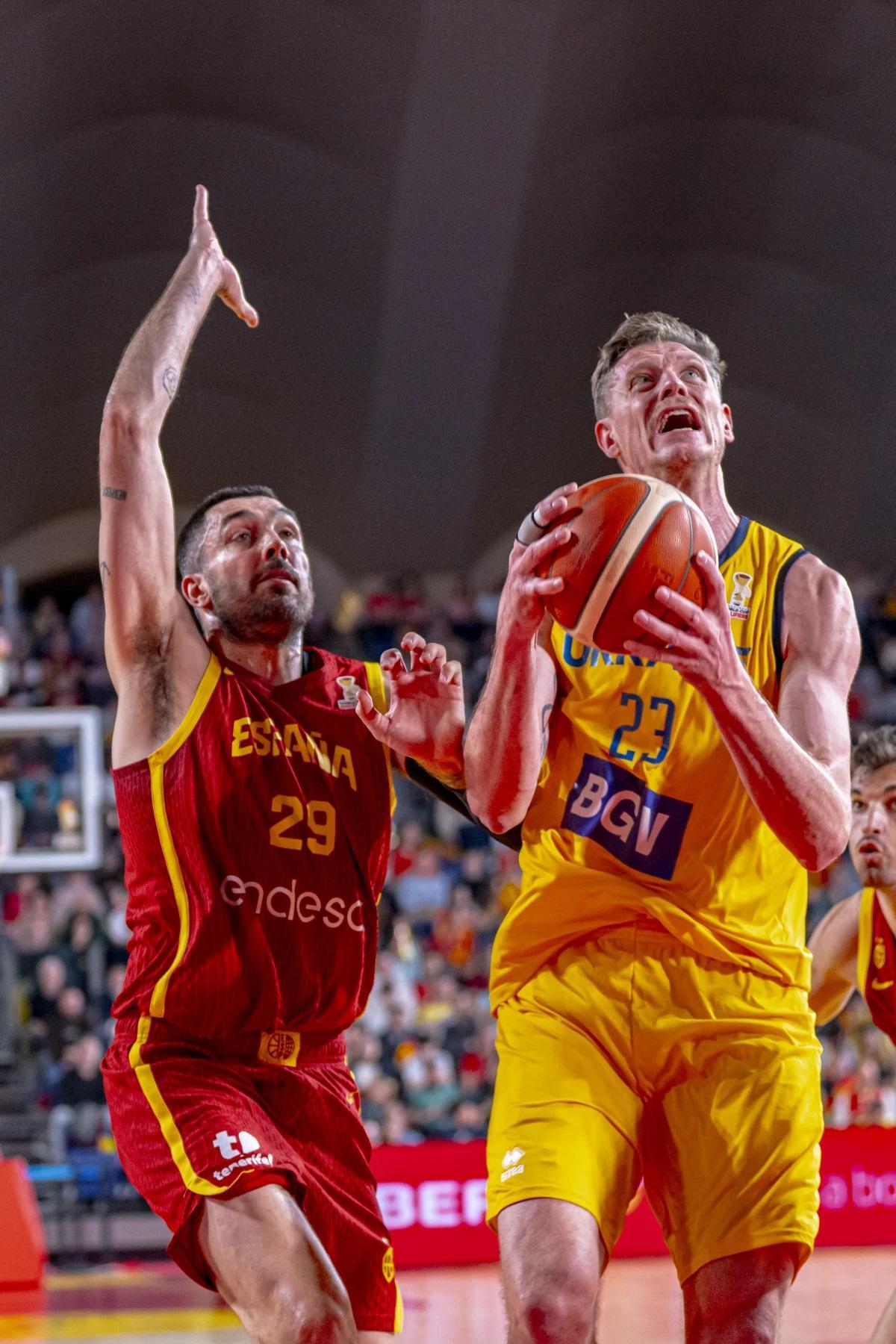 Pierre Oriola, a punt d'obstaculitzar l'entrada a cistella de Pustovyi