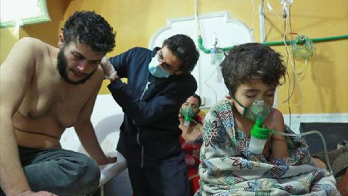Víctimas sirias de un presunto ataque químico en Guta, el domingo.