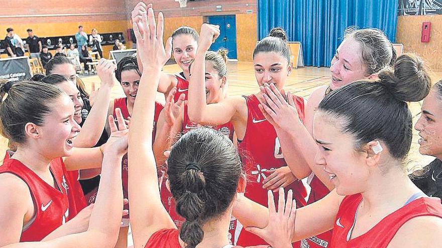 Celebració del sub-18 femení del Bàsquet Girona