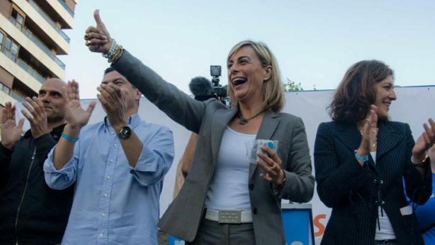 Sonia Castedo, acompañada por Seva, Llorens y García Romeu en un mitin electoral.