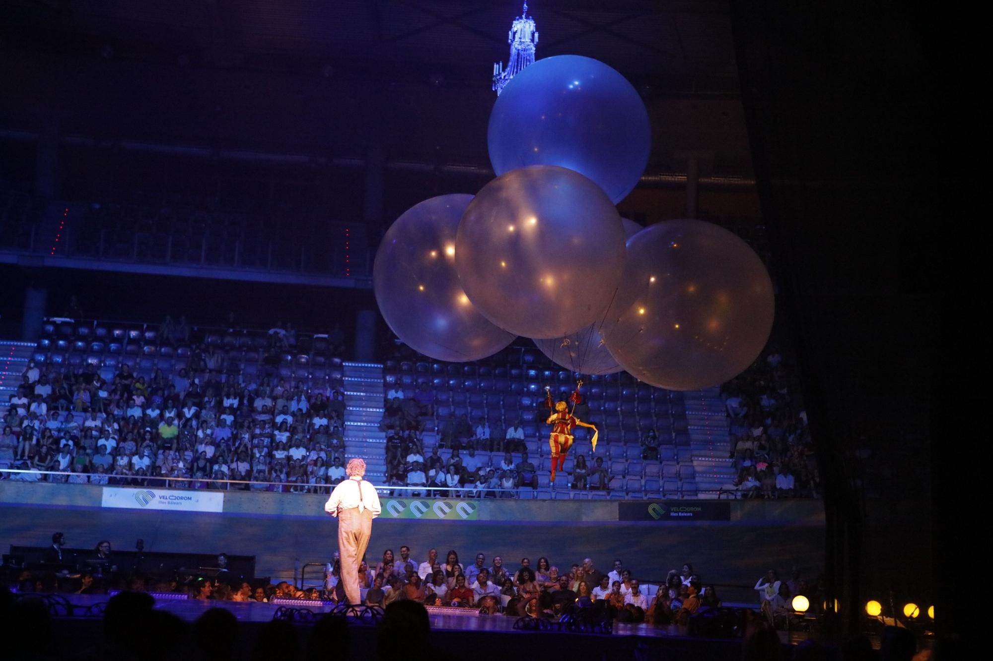 Die Aufführung der Vorstellung Corteo des Cirque du Soleil im Velodrome von Palma