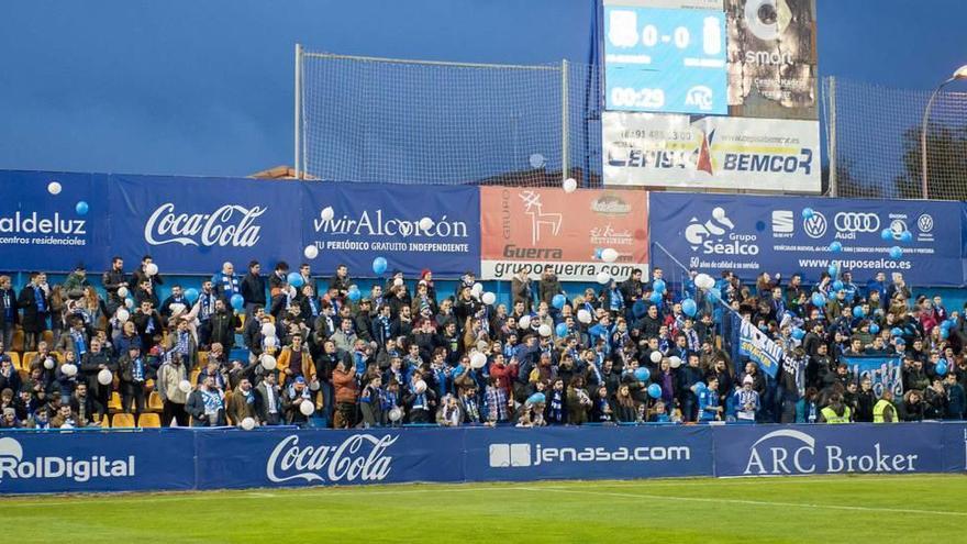 Uno de los fondos de Santo Domingo, ocupado en su totalidad por los aficionados azules.