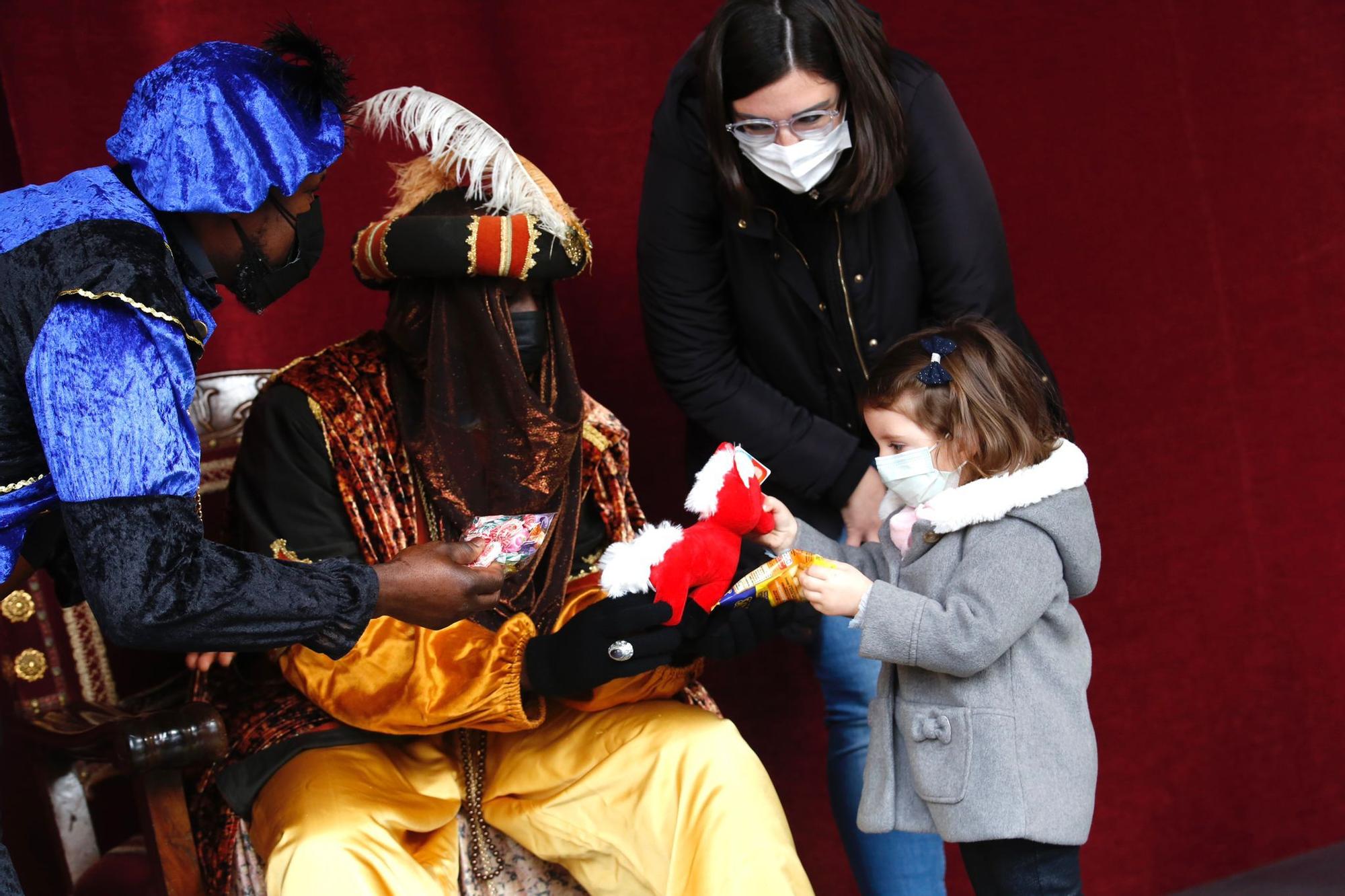 Los Reyes Magos reciben a los niños de Córdoba en el Patio de los Naranjos