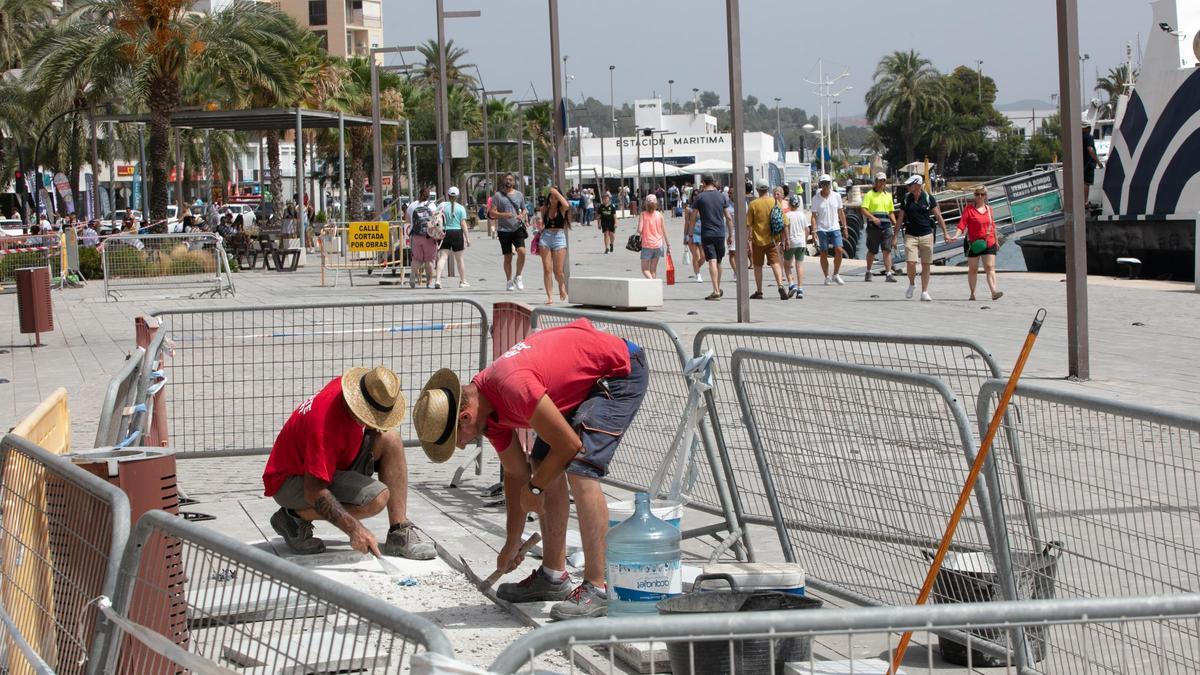 Trabajadores al sol en plena ola de calor el verano pasado.