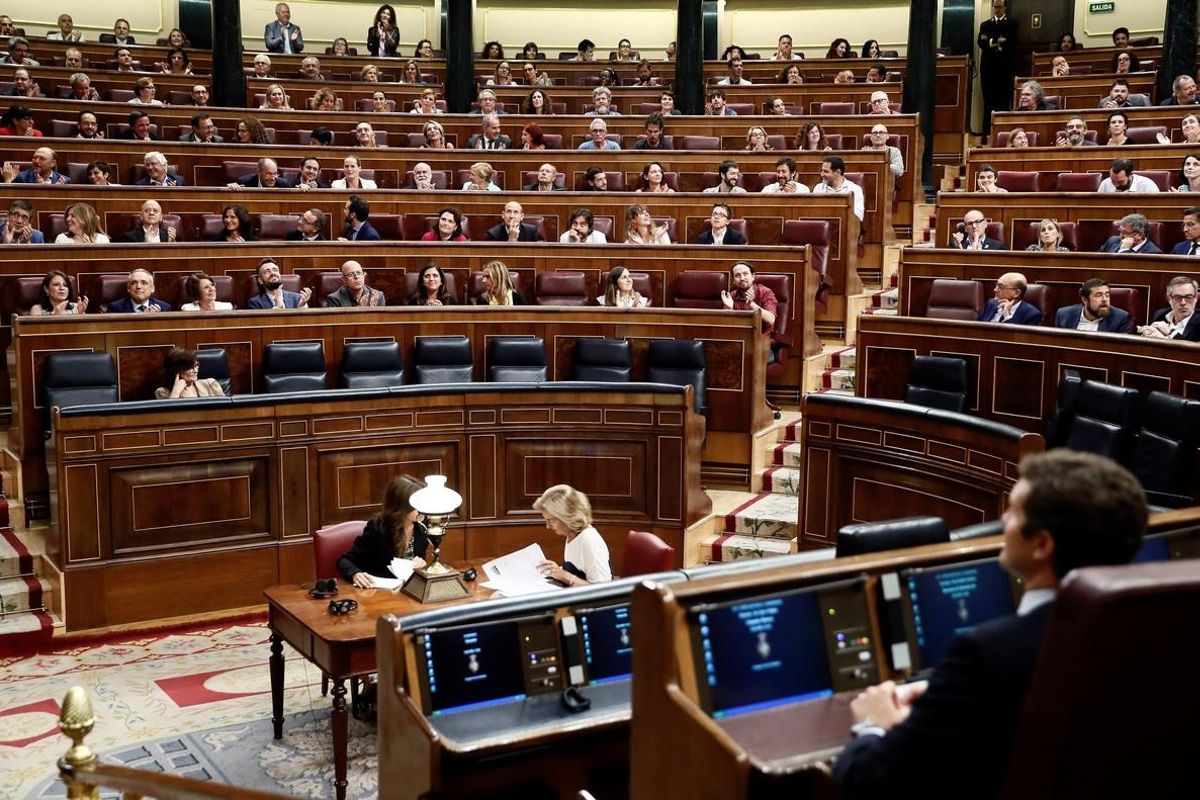 -FOTODELDIA- GRAF2088. MADRID, 13/09/2018.- Los diputados socialistas y de Podemos celebran, ante la mirada del dirigente popular Pablo Casado (1d), que el Congreso aprobara hoy el decreto que permitirá exhumar los restos del dictador Francisco Franco (1892-1975) del Valle de los Caídos, monumento que mandó construir él mismo. EFE/Mariscal