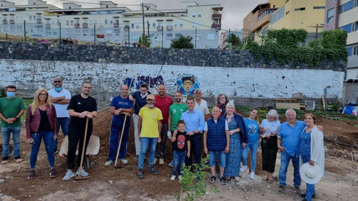 Acto de plantación de árboles frutales en el huerto urbano de El Sobradillo.